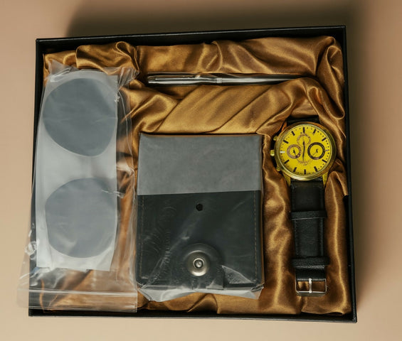 This premium gift set includes a bold yellow dial analog